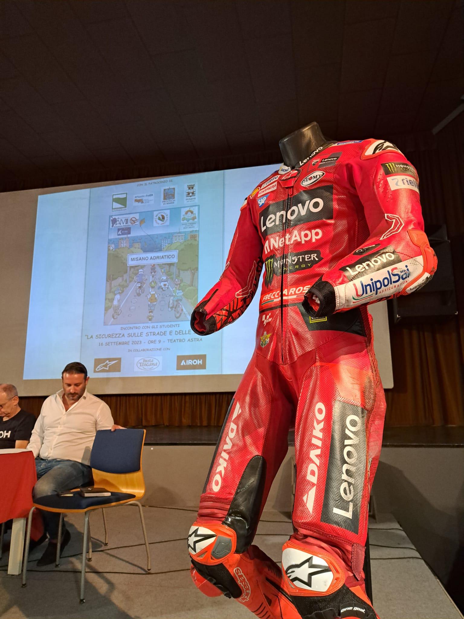 La tuta di Pecco Bagnaia che indossava al momento dell'incidente a Barcellona mostrata agli studenti