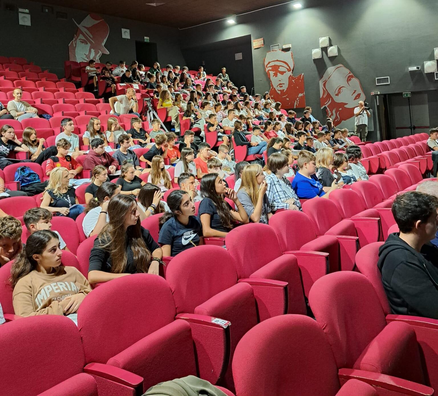 Alcuni dei ragazzi in sala all'incontro "La sicurezza sulle strade e delle strade" a Misano