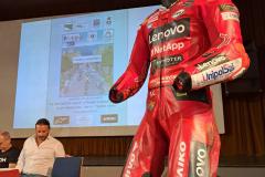 La tuta di Pecco Bagnaia che indossava al momento dell'incidente a Barcellona mostrata agli studenti