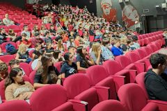 Alcuni dei ragazzi in sala all'incontro "La sicurezza sulle strade e delle strade" a Misano