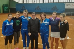 Le ragazze del Tc Faenza con il presidente Carlo Zoli