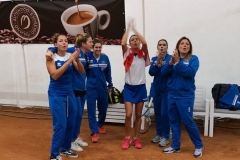 Le ragazze del team di A1 del Tennis Club Faenza festeggiano la salvezza