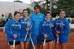 Le ragazze del Tennis Club Faenza con il capitano Mirko Sangiorgi