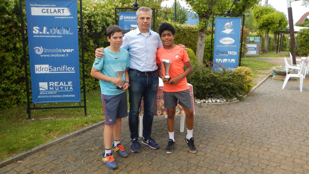 Il presidente Fulvio Campomori con i finalisti under 12 Francesco Campestri e Lucas Geminiani