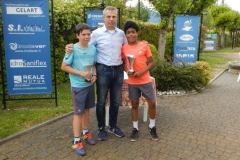 Il presidente Fulvio Campomori con i finalisti under 12 Francesco Campestri e Lucas Geminiani