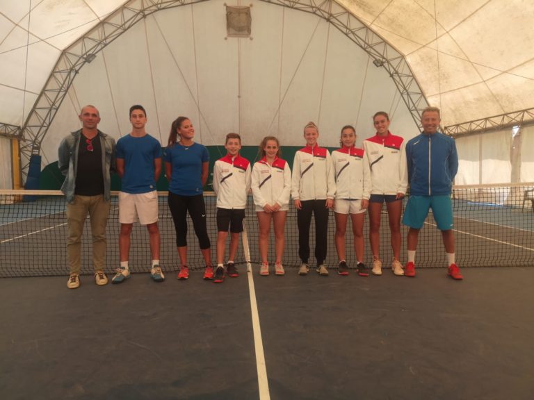 Alessandro Tosi con il gruppo agonistico del Circolo Tennis Cicconetti