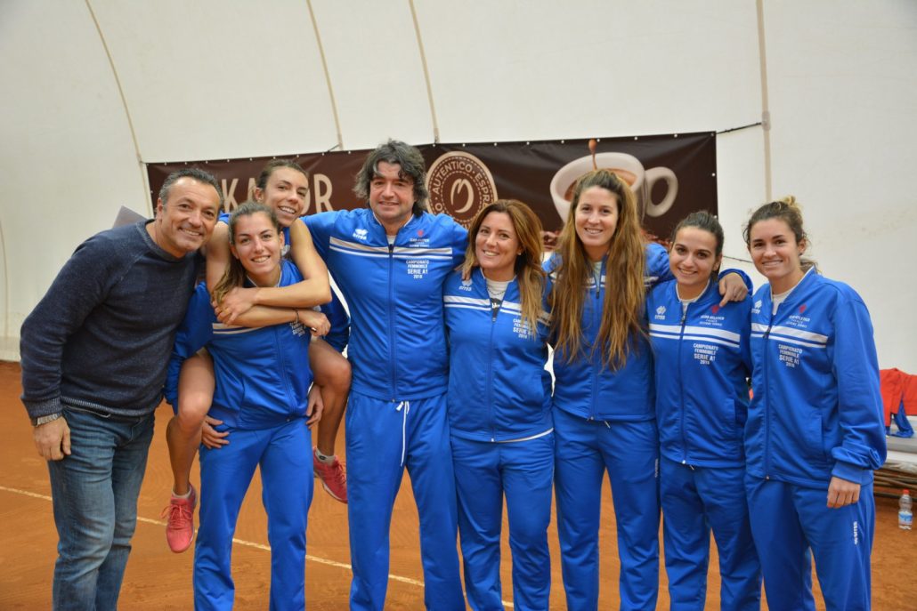 La squadra di A1 femminile del Tennis Club Faenza con i tecnici Mirko Sangiorgi ed Enrico Casadei