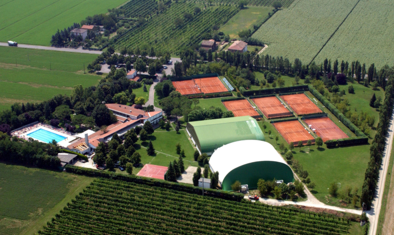 Il complesso del Tennis Club Villa Carpena a Forlì