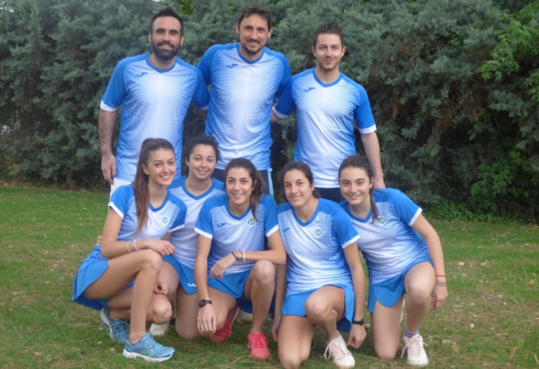 Le ragazze della squadra di serie B del Ct Casalboni con i tecnici