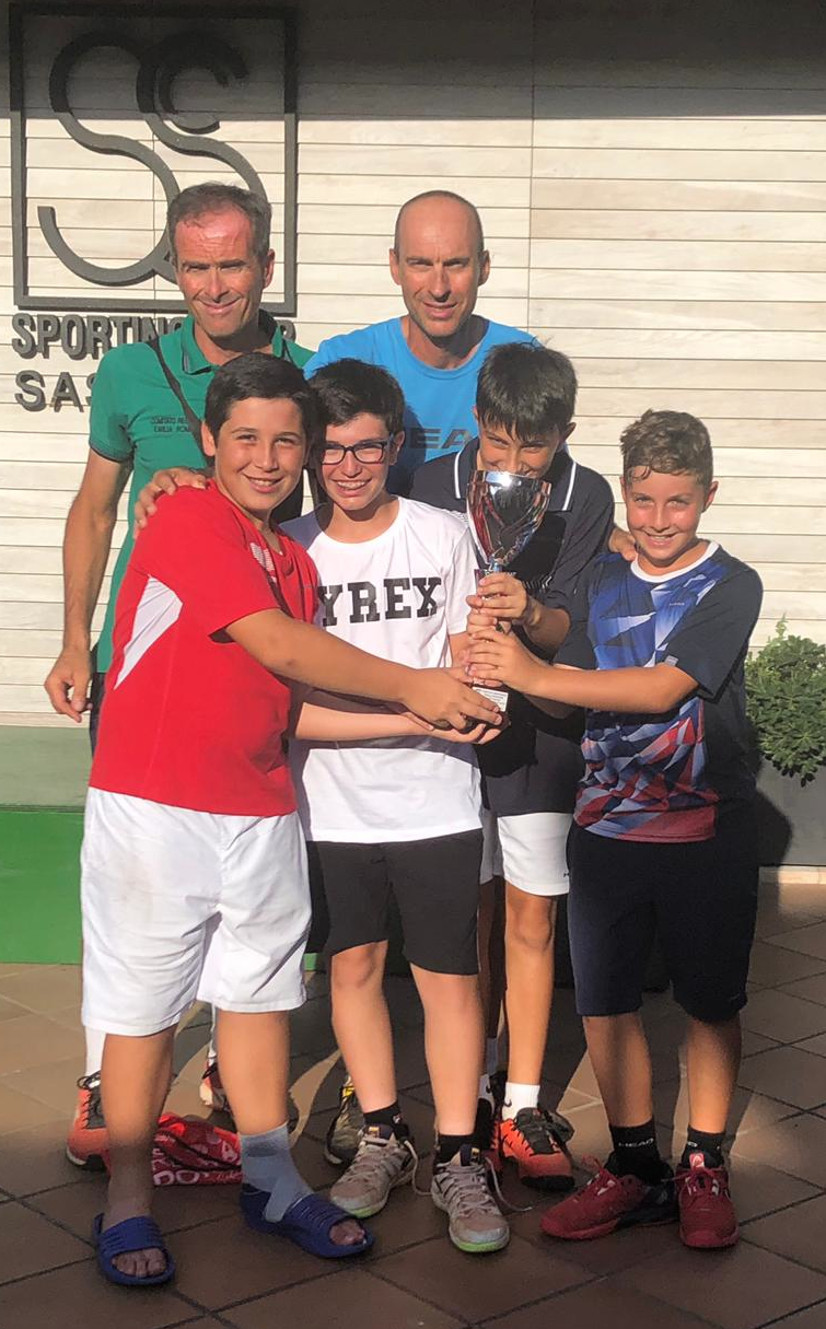 Gli under 12 del Villa Carpena festeggiano il titolo con il maestro Giovanni Pacchioni