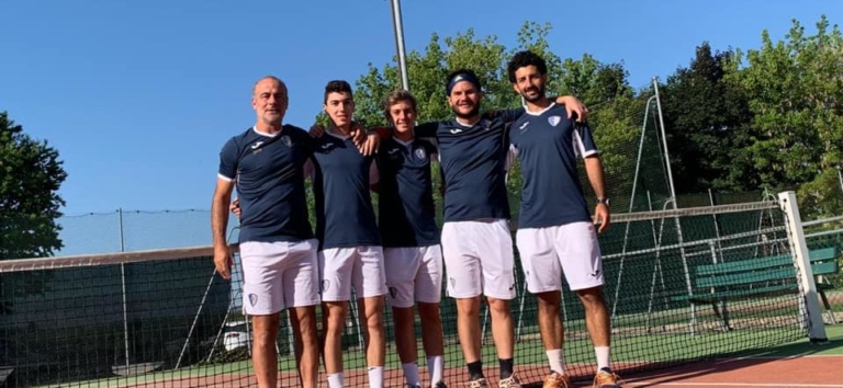 La squadra del Tennis Club Riccione che ha conquistato la promozione in serie C