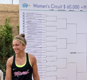 Sara Errani accanto al tabellone del torneo ITF del Tiro a Volo Roma