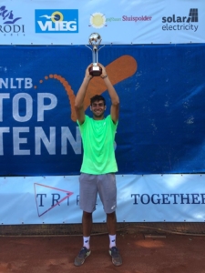 Enrico Dalla Valle alza il trofeo conquistato ad Alkmaar