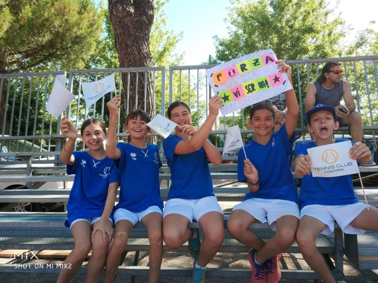 Alcuni giovani tifosi del Tennis Viserba sulle tribune