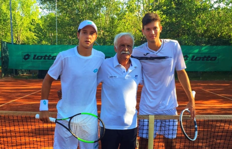 Luciano Darderi e Alberto Morolli con l'arbitro di sedia Pierluigi Martelli