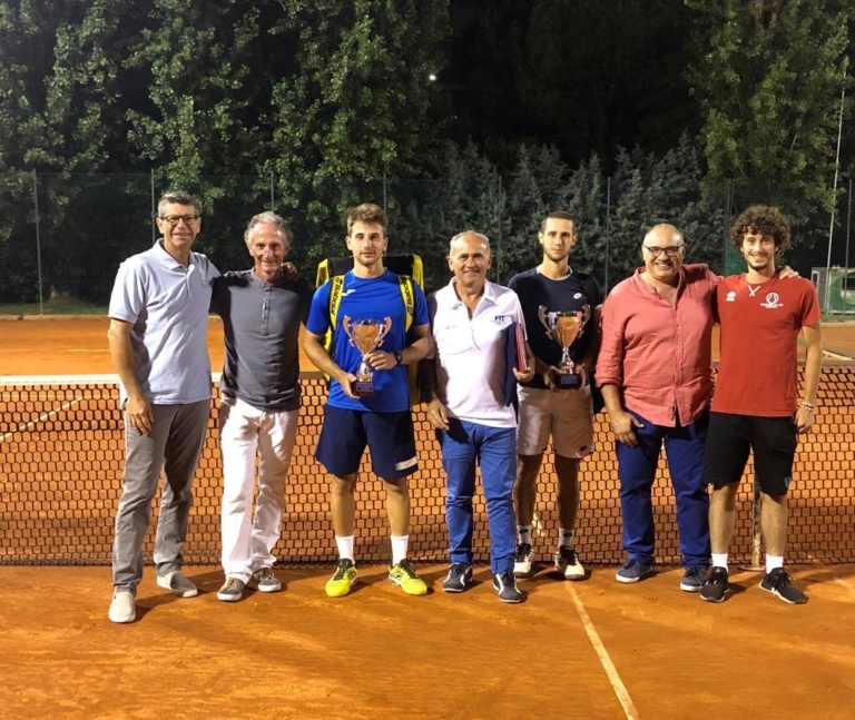 Bronzetti e Giorgetti, protagonisti della finale a Santarcangelo con tecnici e dirigenti del Tennis Viserba