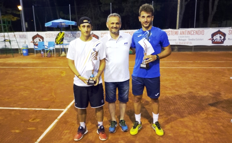 Andrea Calogero e Francesco Giorgetti con l'arbitro di sedia Roberto Baldissari