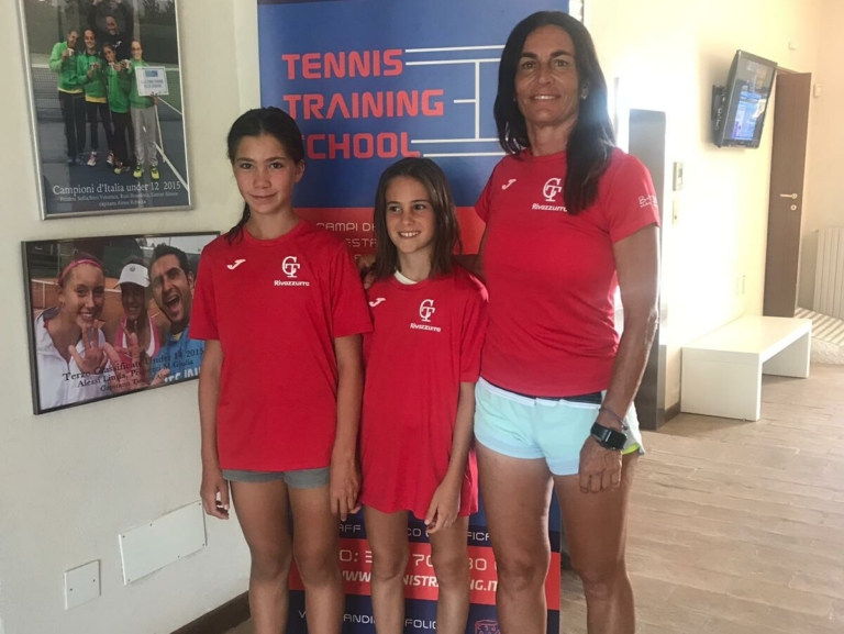 Le under 12 della Pro Tennis School, Azzurra Cremonini e Diana Rolli con la maestra Laura Marconi