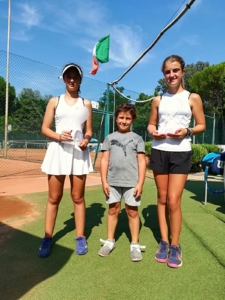 La premiazione di Eleonora Magnani e Aurora Rinaldi, finaliste tra le under 14 al Venustas di Igea