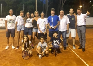 Francesco Giorgetti e Andrea Calogero con dirigenti e giocatori del Tennis Viserba
