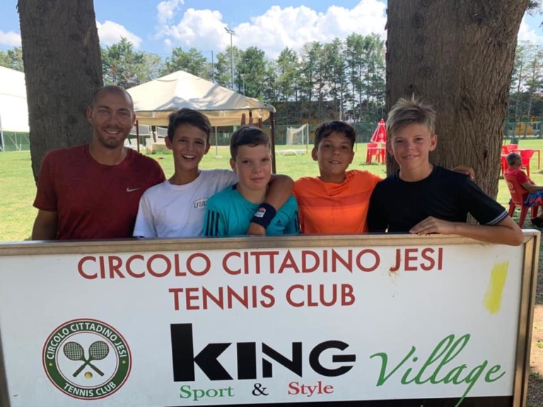 Gli under 12 del Ct Zavaglia Ravenna con il tecnico Davide Campana