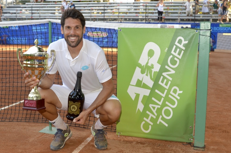 Federico Gaio con il trofeo conquistato a Manerbio