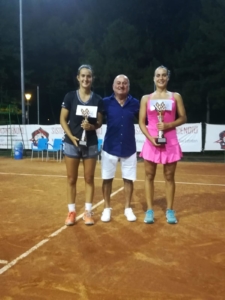 Le finaliste Gioia Barbieri ed Elena Omiccioli con Bruno Gugnali
