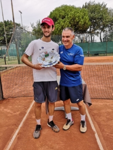 Nico Gnoli premiato da Cesare Guiotto, presidente del Marina Sport Center