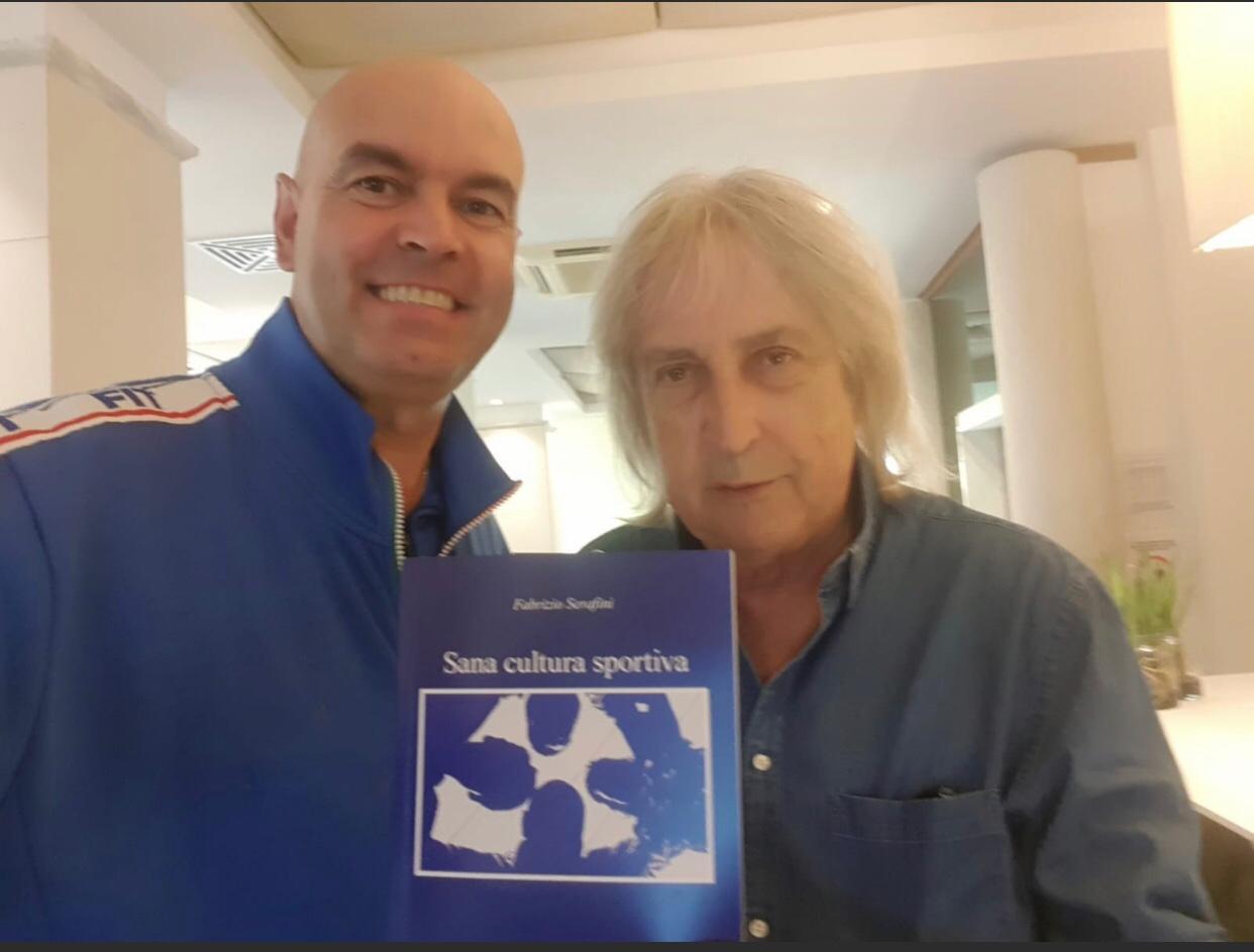 Il maestro Serafini presenta il libro “Sana cultura sportiva” al regista Enrico Vanzina