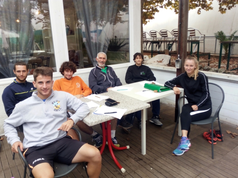 Luca Gasparini con alcuni agonisti del Tennis Club Viserba