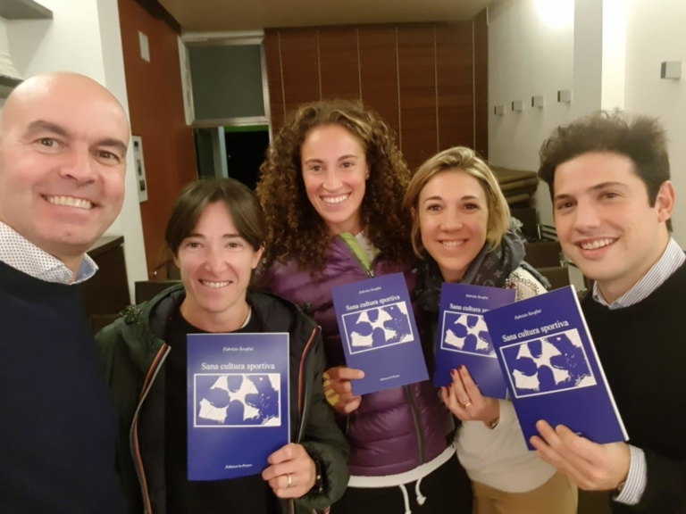 Fabrizio Serafini con Alberta Brianti, Martina Caregaro e i dirigenti del Tc Milano Bonacossa