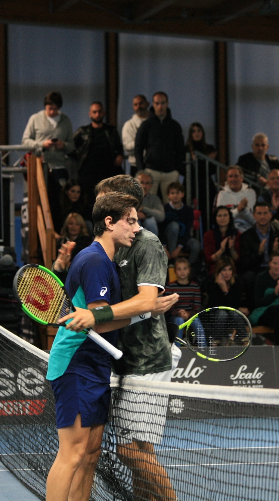 L'abbraccio fra Giulio Zeppieri ed Enrico Dalla Valle