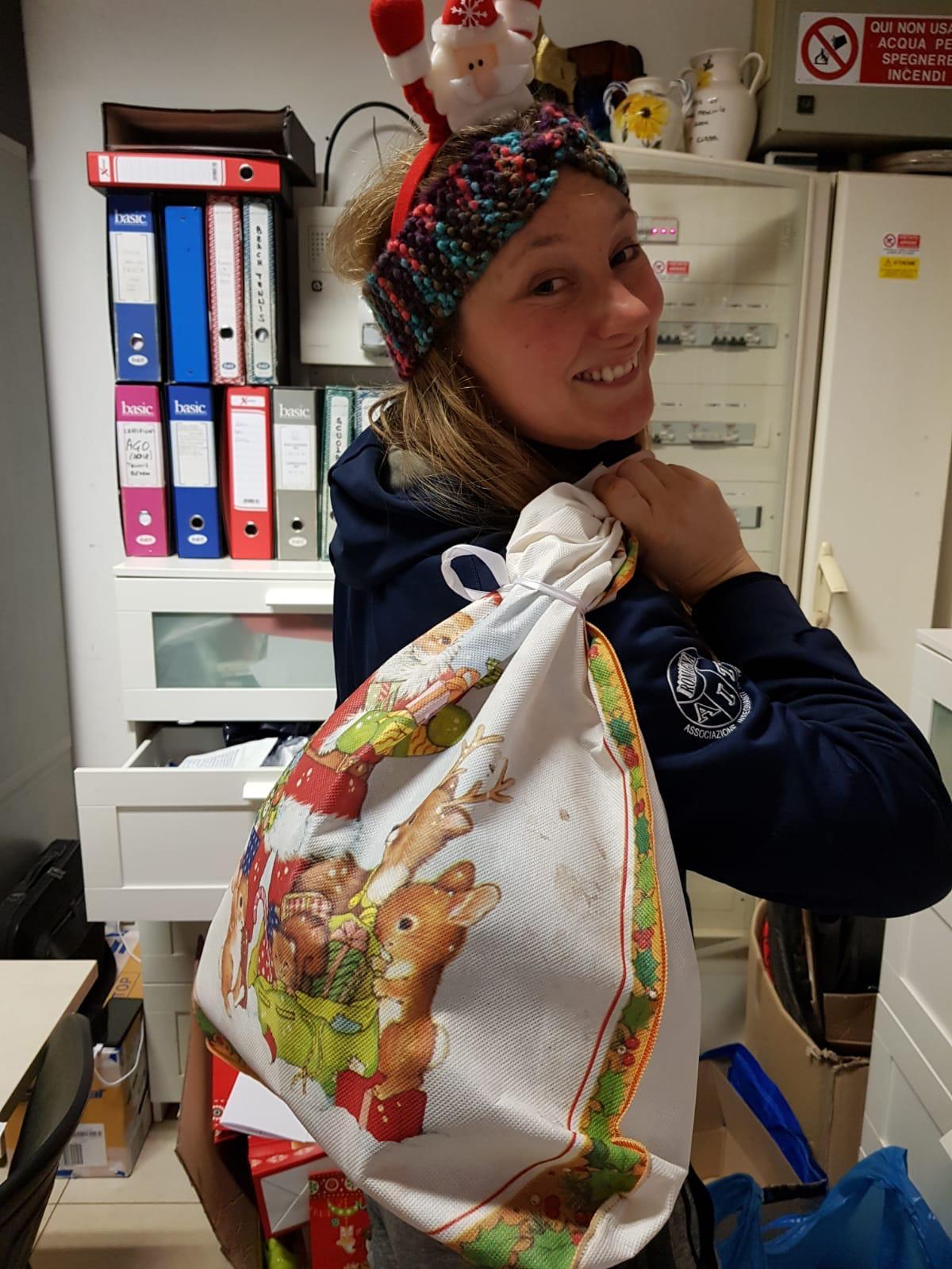 Sara Pasquinoni porta i doni