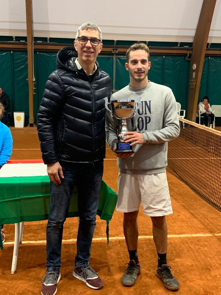 Il presidente del TC Riccione, Moreno Pecci, premia Gianluca Acquaroli