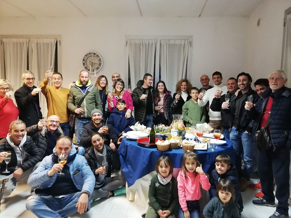 Angelo Bertaccini (primo a destra) nel brindisi di Natale a Bagnacavallo