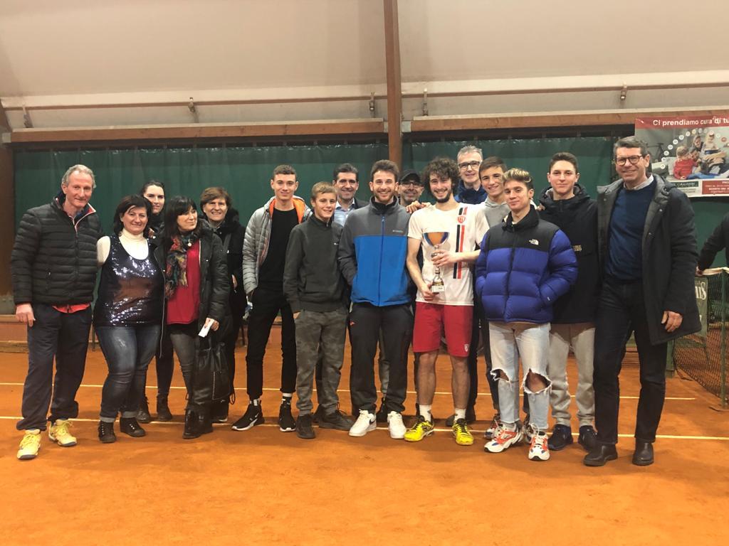 Manuel Mazza festeggiato dal gruppo di tifosi del Tennis Club Viserba