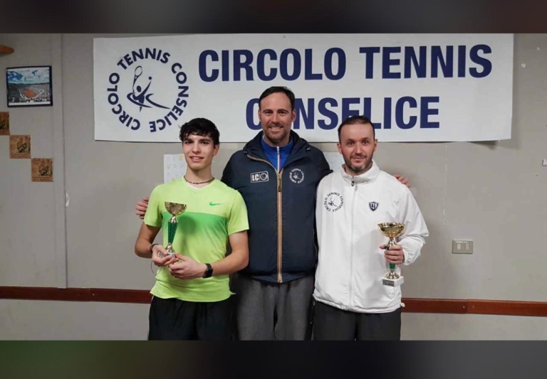 Il maestro del CT Conselice, Luis Caballer, premia Felicetti e Caroli