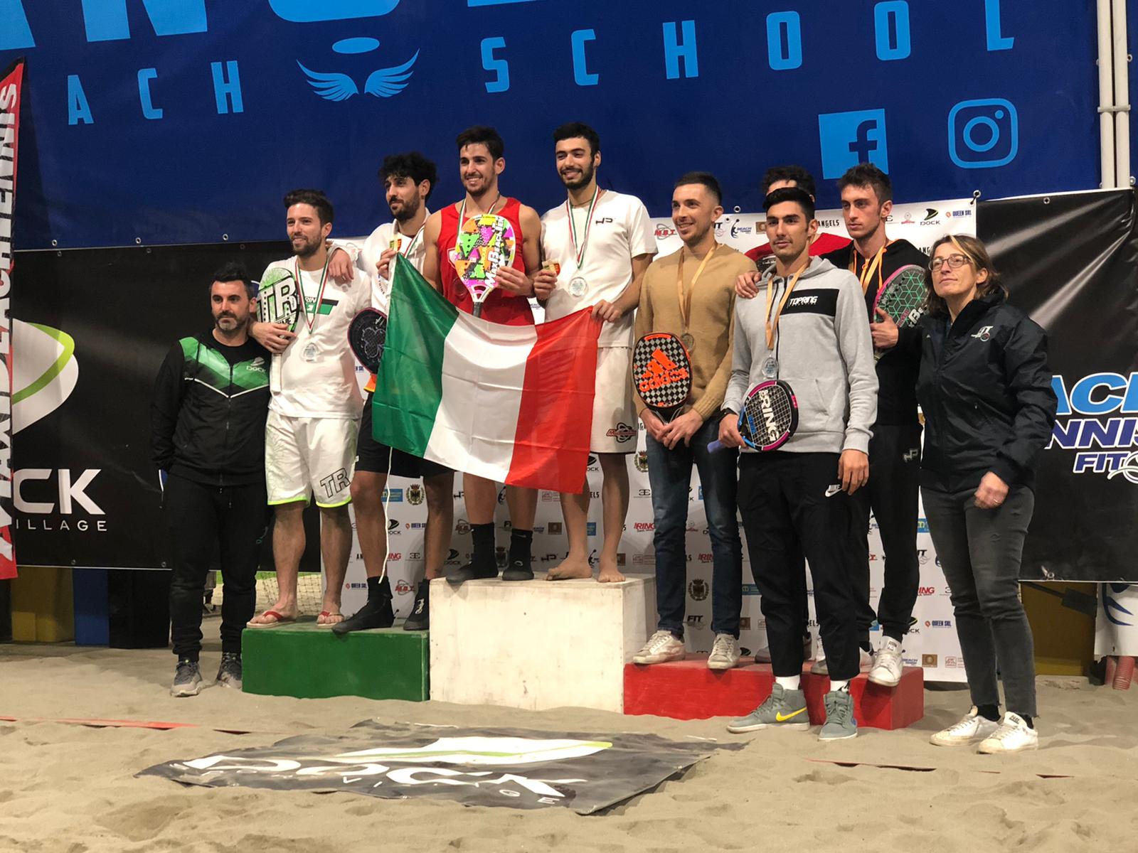 Il podio maschile ai campionati italiani indoor di beach tennis 