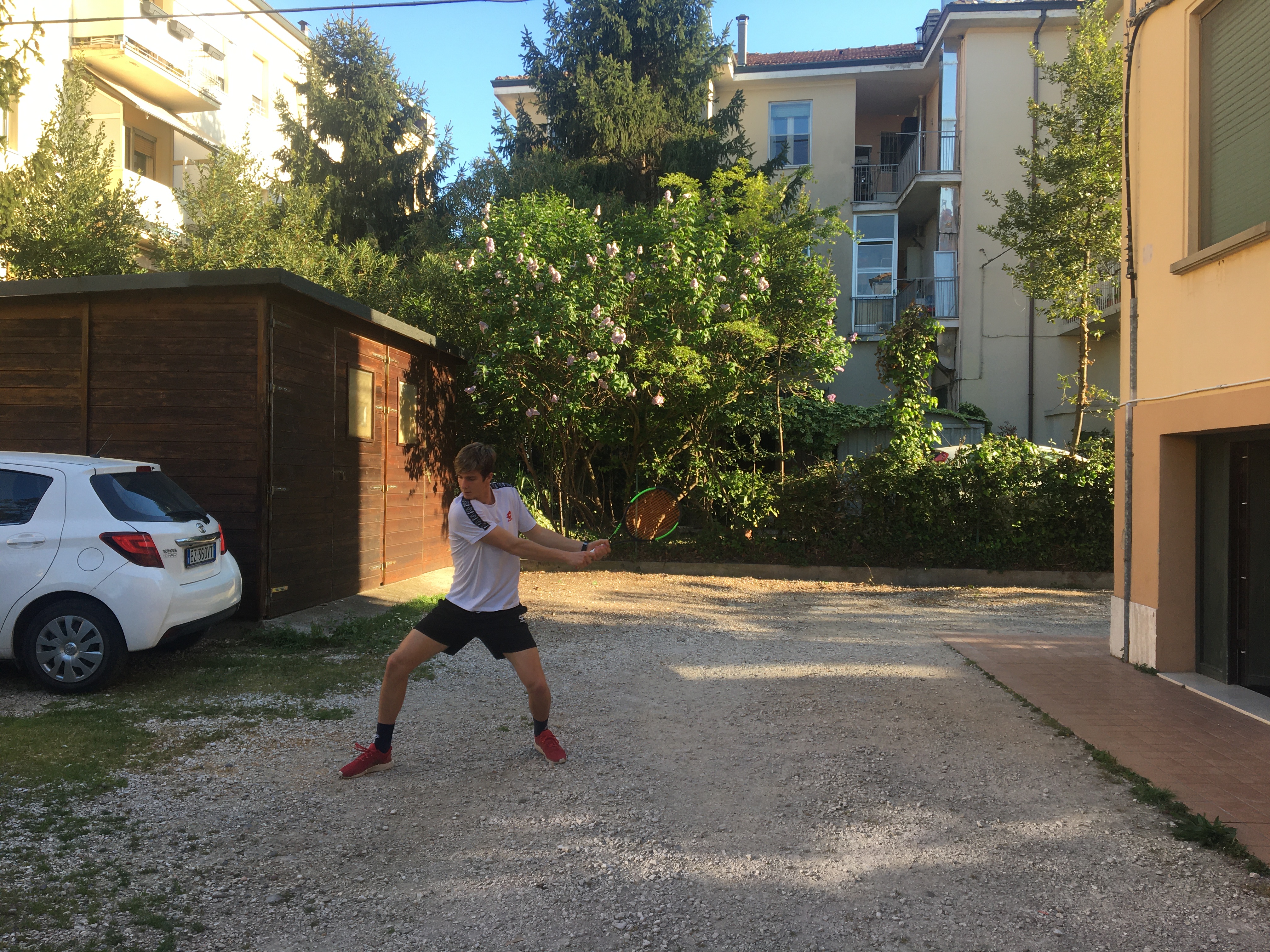 Michele Vianello si allena nel cortile di casa