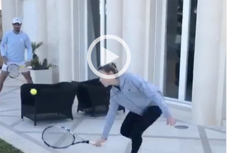 Rafa Nadal gioca con la sorella Maria Isabel