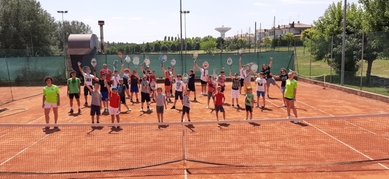Il gruppo di giovani al gruppo Circolo Tennis Venustas di Igea Marina