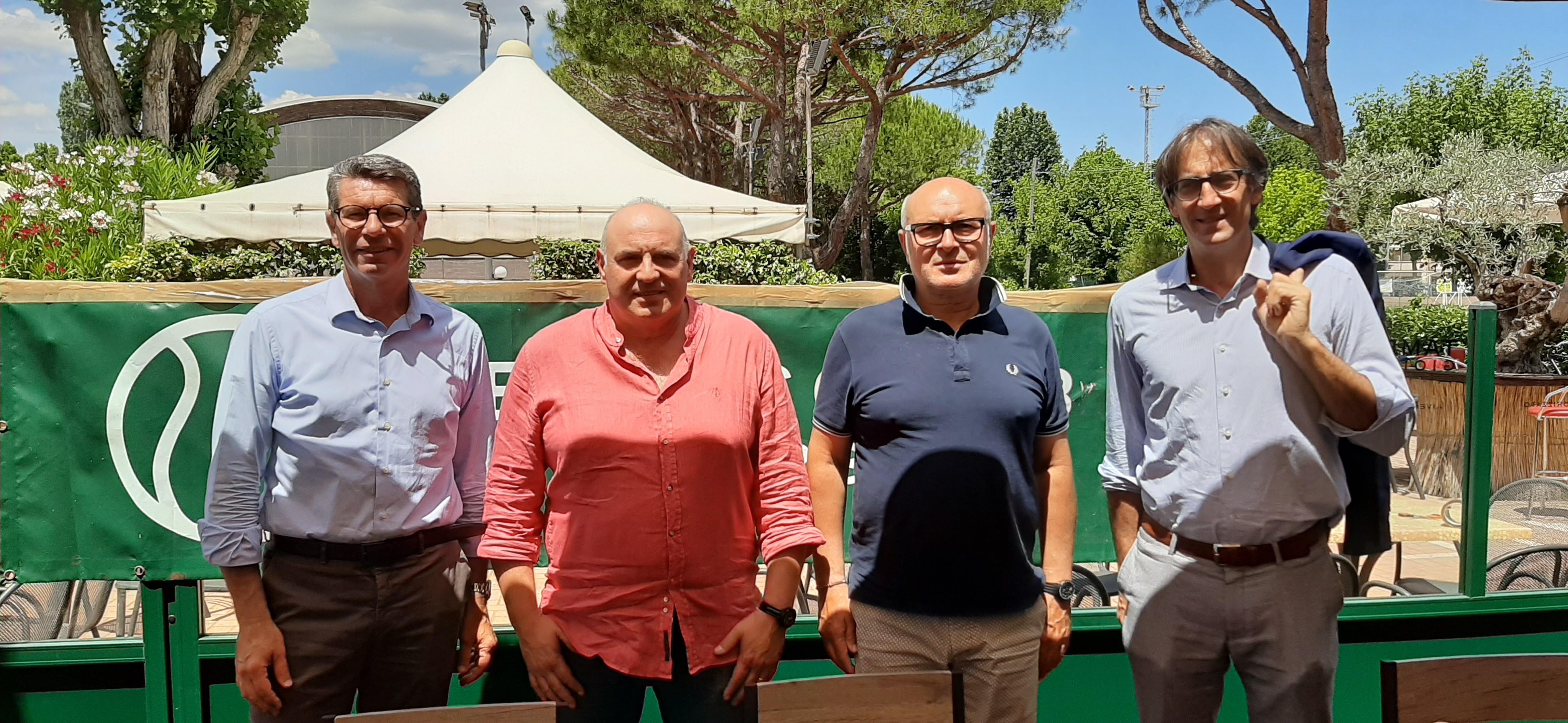 Tennis Club Viserba: Roberto Rinaldi, il presidente Marco Paolini e Ivano Monticelli con l'assessore allo sport Gianluca Brasini