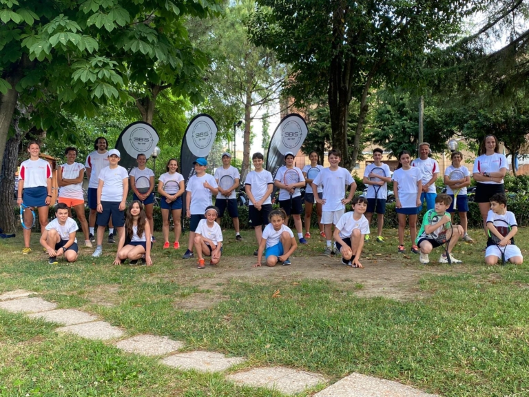 Il gruppo Agonistica del Circolo Tennis Cicconetti Rimini con lo staff tecnico
