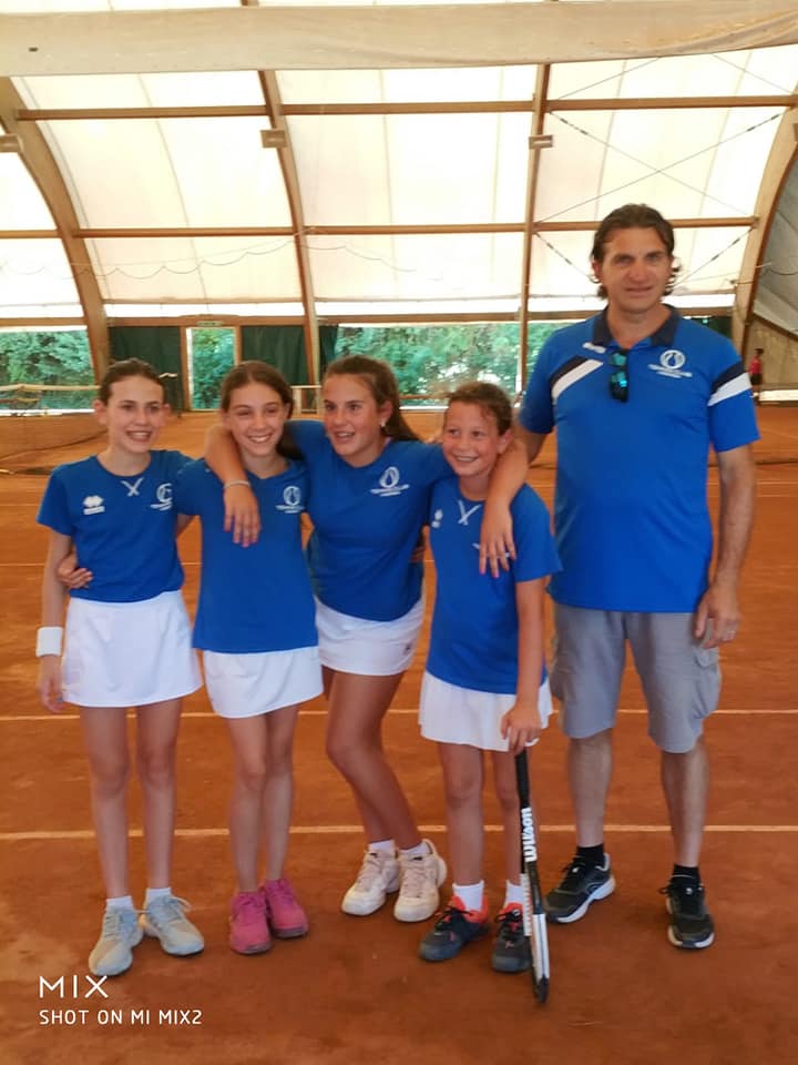 Le Under 12 del Tc Viserba con il capitano Luca Di Marco