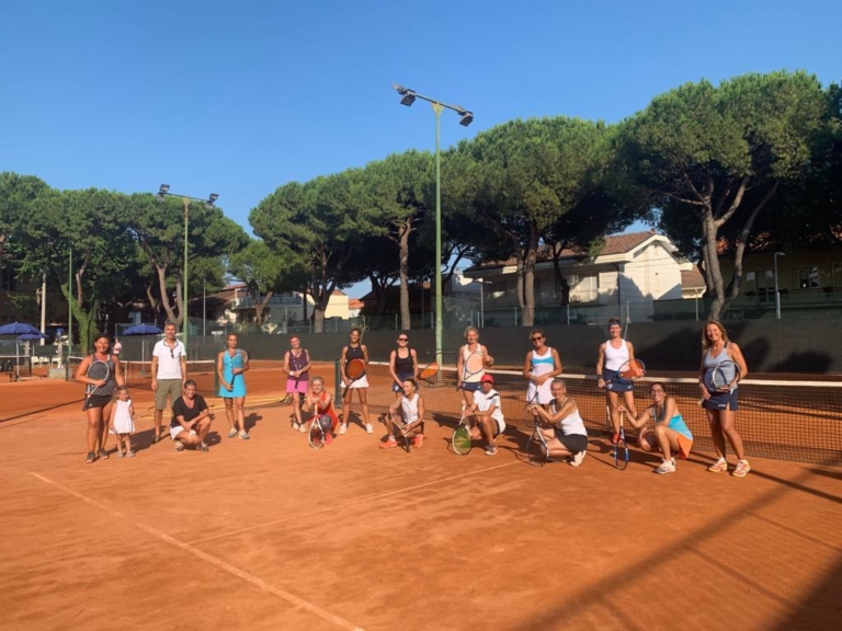 Le donne del Tennis Club Riccione con il presidente Moreno Pecci