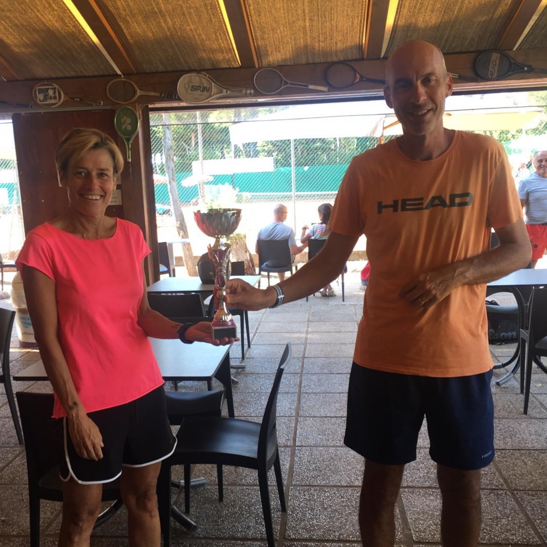 Giovanni Pacchioni premia Giorgia Mughetti