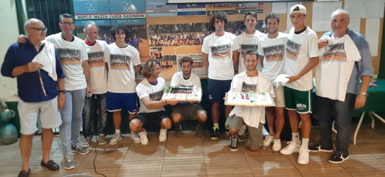 La squadra di A2 maschile del Tennis Club Viserba celebra la salvezza