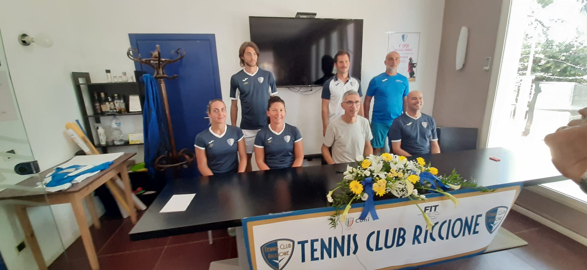 Lo staff tecnico del Tennis Club Riccione con il presidente Moreno Pecci