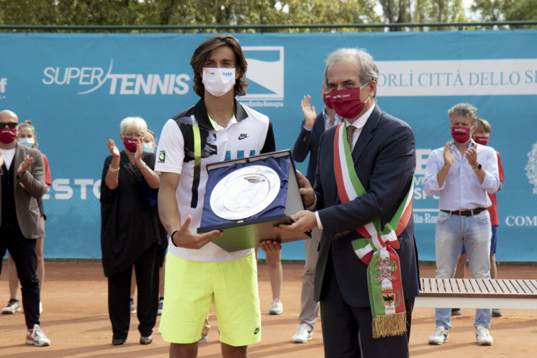 Lorenzo Musetti premiato dal sindaco di Forlì, Gian Luca Zattini