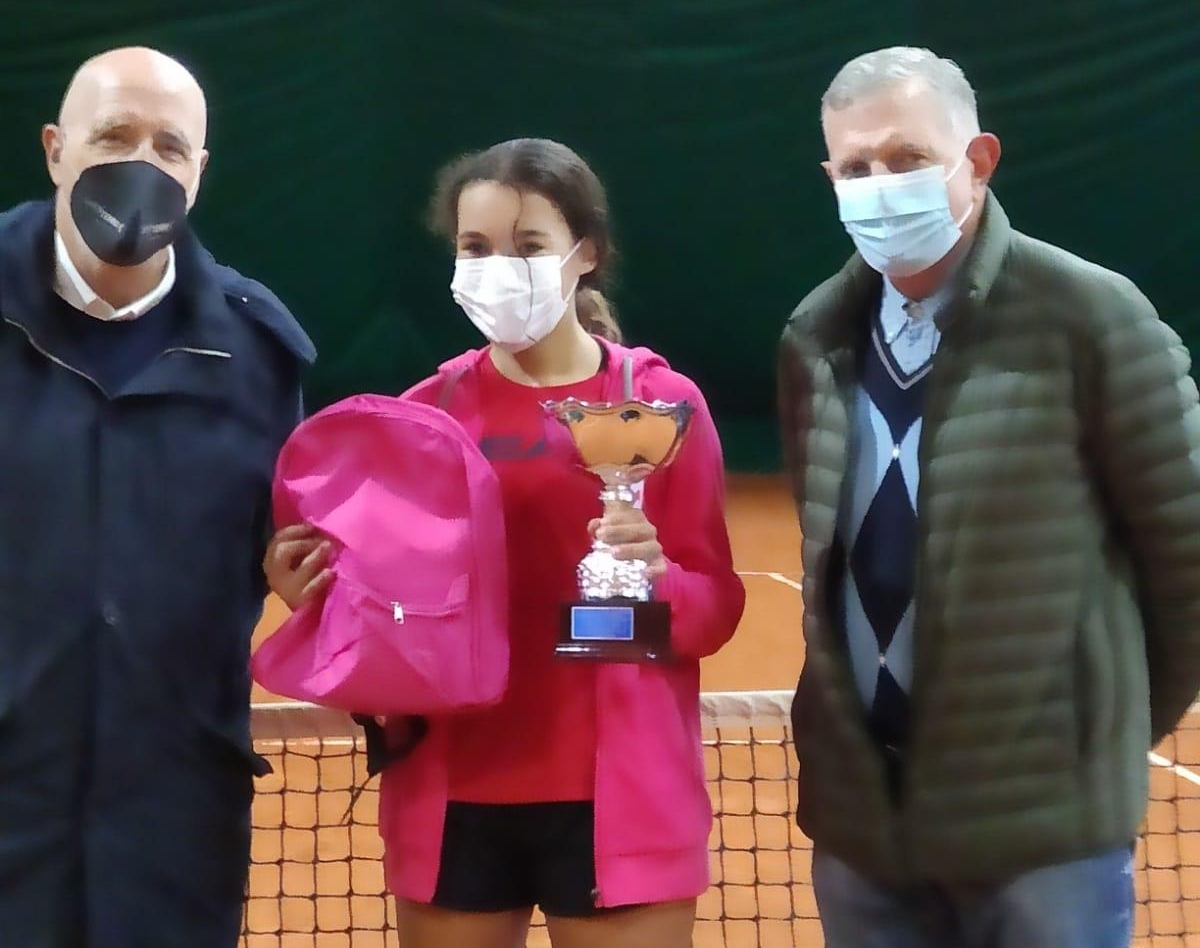 Anita Picchi premiata dai consiglieri Roberto Vitale e Giovanni Ricci Bitti